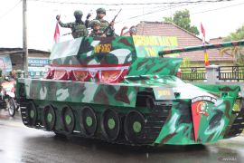 Pawai kendaraan hias HUT ke-80 RI