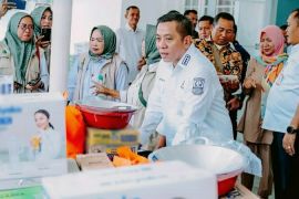 Pemkab Karawang salurkan bantuan usaha kepada ratusan warga tidak mampu