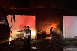 Damkar Cimahi kerahkan delapan pemadam atasi kebakaran tiga gudang