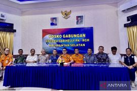 Tim SAR evakuasi satu korban helikopter jatuh di hutan Mentewe Kalsel