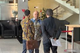 Ilham Akbar Habibie tiba di KPK sebagai saksi kasus Bank BJB