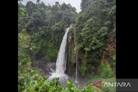 Menembus jalan terjal, menemukan keindahan air terjun Trimuara Karang