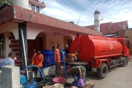 BPBD Agam distribusikan air bersih bagi warga Ampek Angkek (Video)