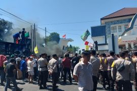 Mahasiswa di Lombok Timur gelar dua aksi dengan isu berbeda