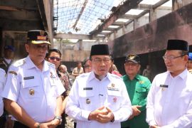 Wawako Maigus Nasir serahkan bantuan untuk Pasar Kota Payakumbuh pasca musibah kebakaran