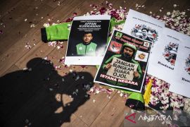 Ojek daring gelar aksi damai tabur bunga kenang mendiang Affan Kurniawan di Semarang