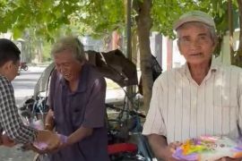 Anggota DPR RI bagikan sembako untuk warga Surabaya