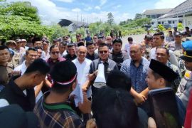 Mahasiswa gelar aksi di DPRD Labura, Ketua dewan apresiasi sikap damai