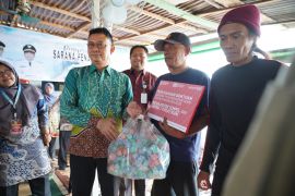 Pemkot Pontianak salurkan 18 paket bantuan bagi lima kelompok nelayan