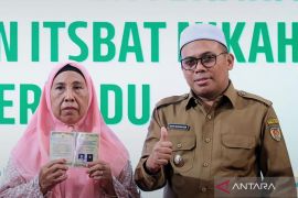 Wabup HST serahkan dokumen Itsbat nikah terpadu bagi puluhan pasangan