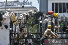 Aksi bungkusan sampah di DPRD Jawa Barat