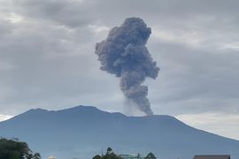PGA laporkan erupsi Gunung Marapi Kamis malam sekitar 44 detik