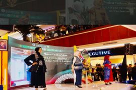 Sulawesi Barat menampilkan tenun tradisional di ajang Fesyar KTI 2025