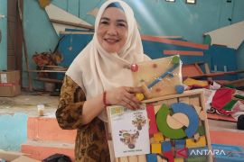 Dikbud Mukomuko salurkan bantuan alat permainan edukasi