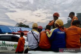 60 orang evakuasi korban heli jatuh di hutan Mentewe Kalsel