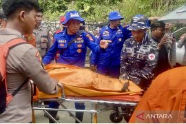Tim SAR evakuasi potongan jasad korban heli jatuh di Kalsel