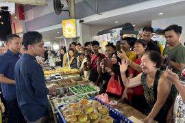 Wapres Gibran cek sentra kue subuh di Senen pastikan aktivitas kembali pulih