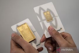 Emas Antam turun Rp13.000 jadi Rp2,412 juta per gram