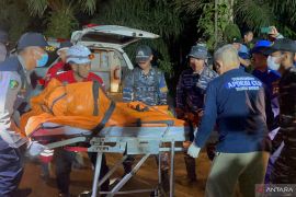 Evakuasi terakhir korban helikopter jatuh di hutan Kalsel