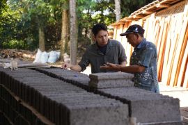 PLN manfaatkan FABA jadi batako ramah lingkungan untuk fasilitas umum di NTB