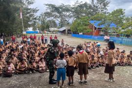 Satgas Yonif 521/DY berikan wawasan kebangsaan ke siswa SD Jayawijaya