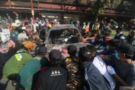 Gotong royong bersihkan perkantoran pascakerusuhan di Kediri