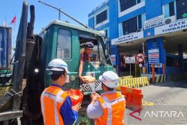 Pelindo berbagi makanan sehat di area terminal Tanjung Perak