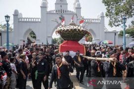 Tradisi Grebeg Maulud 2025 di Solo, warga antusias berebut gunungan