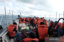 Pemprov Jatim salurkan bantuan untuk warga Pulau Bawean