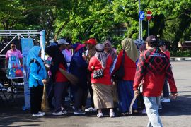 PLN UP3 Sofifi berbagi makanan gratis dengan warga pada peringatan Maulid