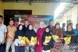 Ucapkan terimakasih ke masyarakat Temberan, Dessy Ayutrisna serahkan santunan Karang Taruna