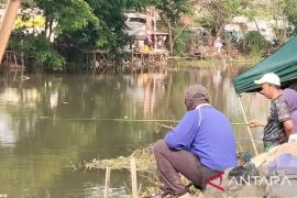 Ratusan warga Karawang padati saluran irigasi untuk mancing gratis
