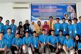 Tim PMKM UNP bantu tingkatkan keterampilan Bahasa Inggris wasit tenis se-Kota Padang