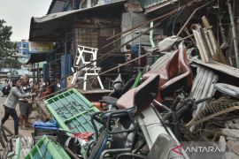 Populer, bus Transjakarta tabrak toko dan ponsel mirip iPhone 17 Pro