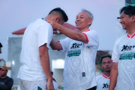 Rektor UMS serahkan Piala Bergilir di Final Wonorejo Cup III