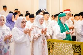 Khofifah ajak perangkat daerah kaji kitab Nashoihul Jailani bulanan