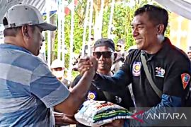 Satpol PP Ambon salurkan paket bantuan kepada korban konflik Hunuth