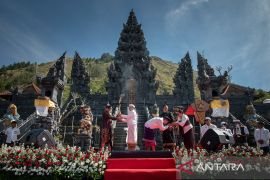 Kirab api dari kawah Gunung Batur awali Porprov Bali