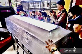 Ambulans relawan antarkan kepulangan jenazah WNA korban heli di Kalsel