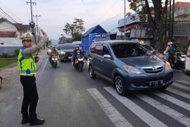 Polisi menertibkan truk cegah kemacetan di jalur Garut-Bandung