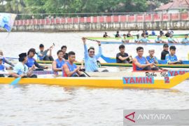 Banjarmasin lestarikan tradisi sungai balap jukung