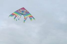 Ayo bermain layangan di Pantai Padang