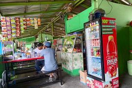 Toko kelontong di Pasar Induk Cipinang tetap semarak