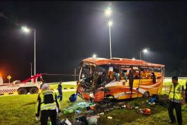 Bus pariwisata ALS bawa rombongan atlte karate Sunut kecelakaan di Tol Padang-Sicincin