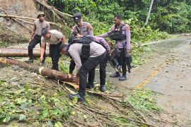 Personel Polres Keerom membantu normalisasi jalan akibat longsor di Waris