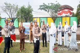 Dirlantas edukasi pelajar tertib berlalu lintas saat jadi inspektur upacara di SMAN Banua