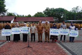 Pemkab Garut menyerahkan santunan kepada enam ahli waris bersumber DBHCHT