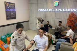Polsek Kelapa Gading bekali anggota suntikan vitamin untuk jaga kebugaran