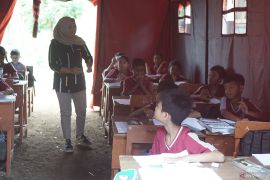 Kelas darurat di sekolah terdampak longsor Tulungagung