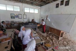 Indonesian govt answers public concern, plans mass school renovations